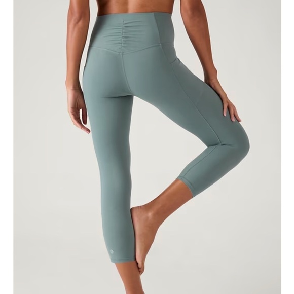 ATHLETA Oxidized Green Salutation Stash High Rise Cinch Capri Legging Size Large - Picture 2 of 13